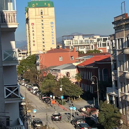 Апартаменты От Зуры Batumi Bagian luar foto
