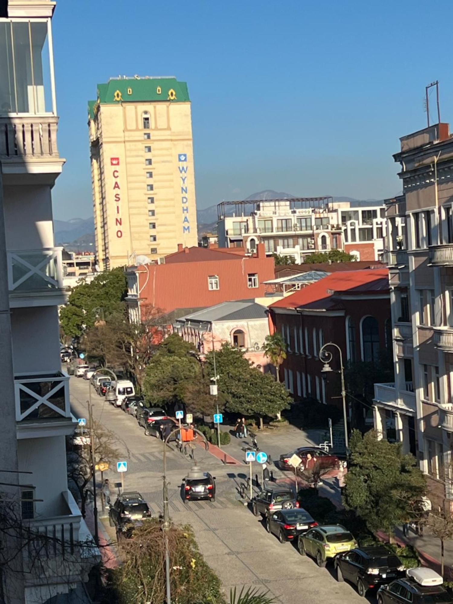 Апартаменты От Зуры Batumi Bagian luar foto